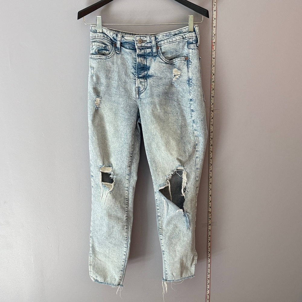 Old Navy Light Blue Distressed Cropped Jeans